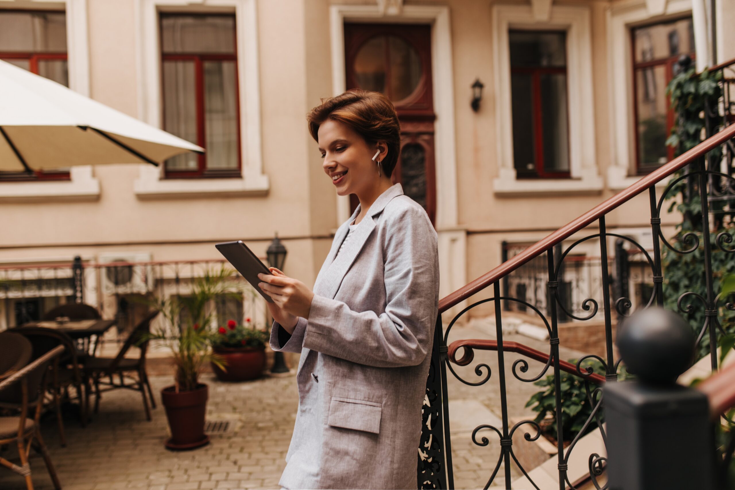 Master the art of professional summer dressing with linen pieces that blend comfort, sophistication, and timeless elegance for the modern working woman.